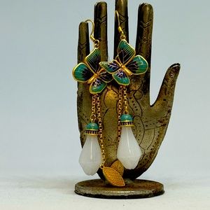 - Materials: silver, stone
- Colors: Silver and white